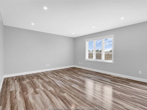 5th image of 3604 Hallee Cres