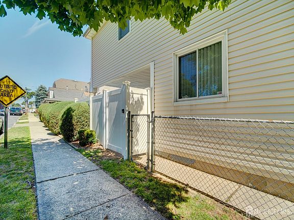 4th image of 611 Penn St