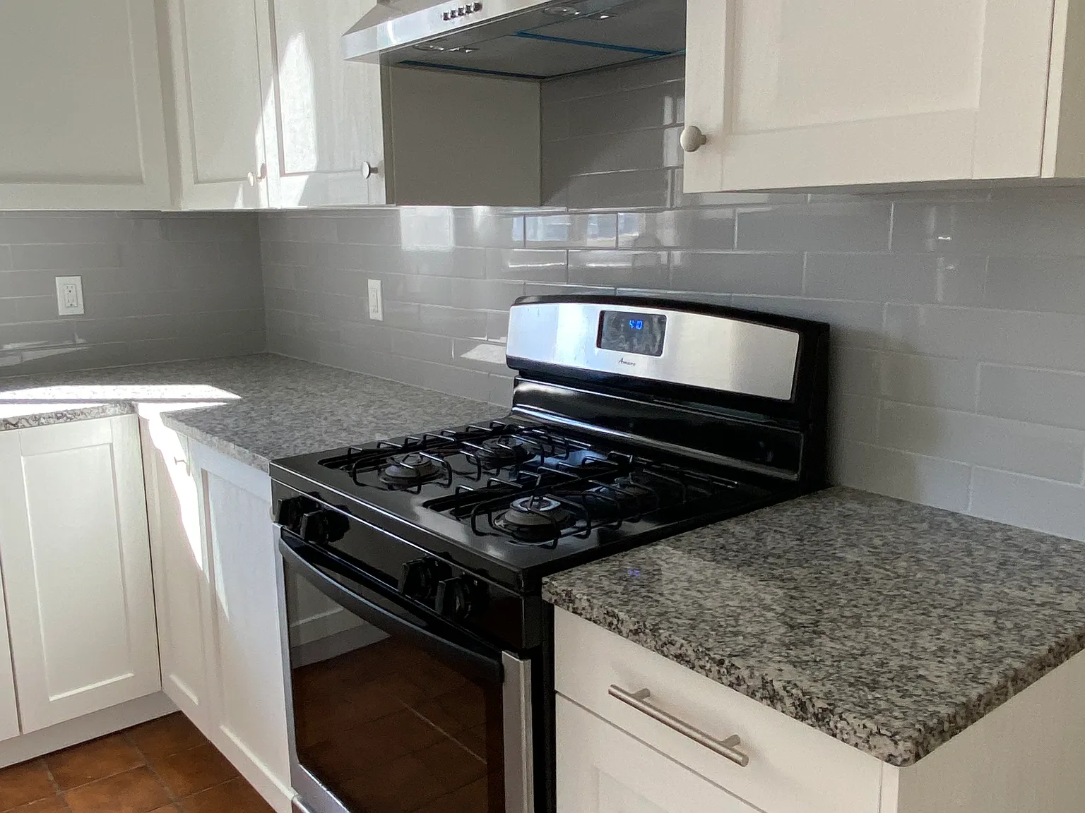 3 bed, 1.5 bath, 1300 sqft, $1,400 — Photo 2