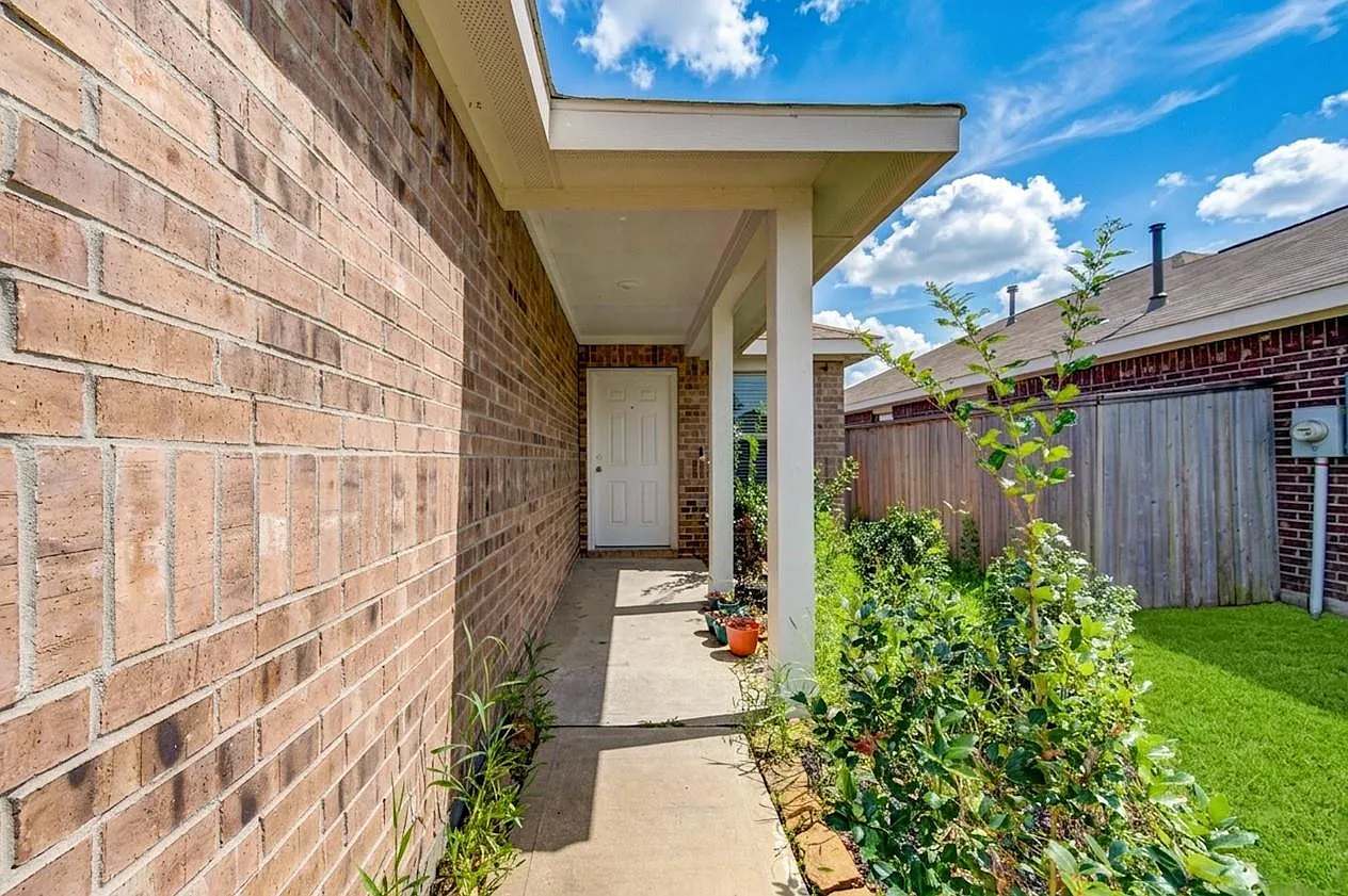 3 bed, 2.0 bath, 1380 sqft, $2,000 — Photo 3