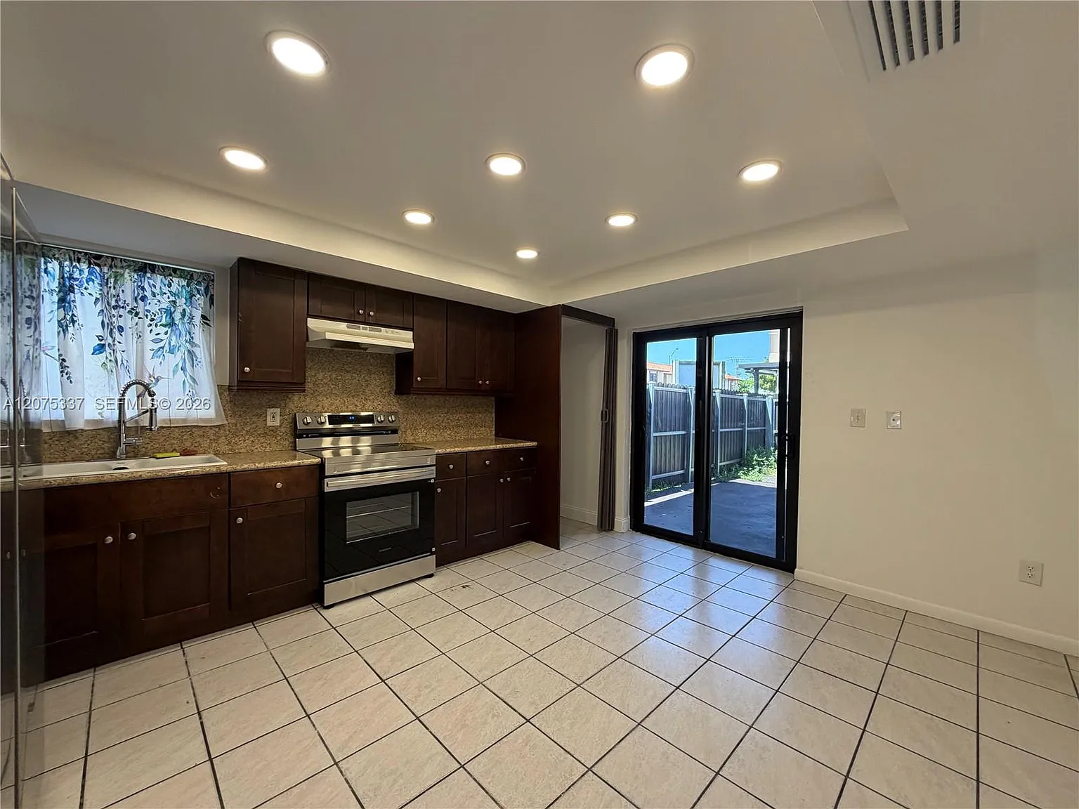 Oasis En Mango Hill Condo — Photo 3