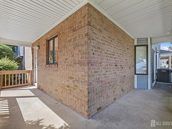 4th image of 103 Peach St