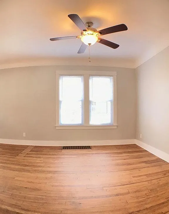 119 W Robert - 1 — Photo 2