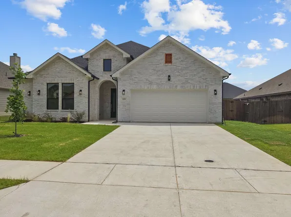 220 Magnolia Dr, Azle, TX 76020