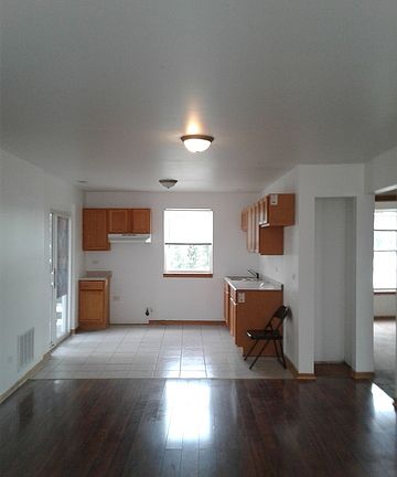 4th image of 52 E 136th St