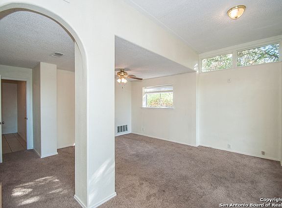 4th image of 976 Skyline Dr