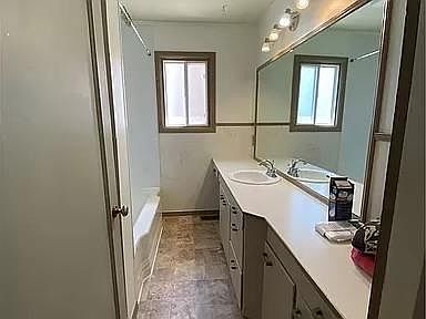 4th image of 938 S Juniper Dr