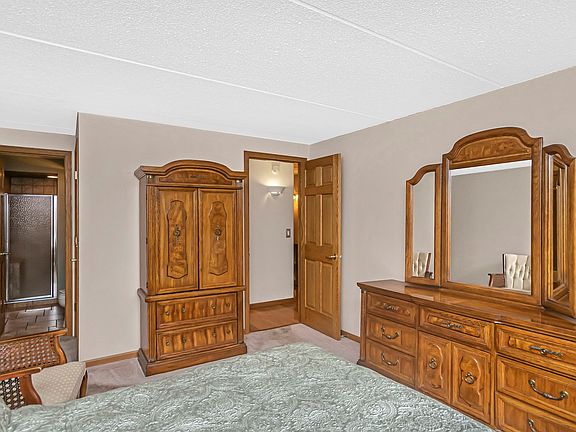 3rd image of 4660 N Austin Ave APT 102