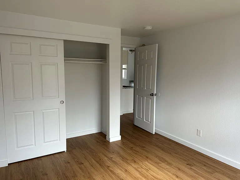 1811 E Reserve St #B10 — Photo 5