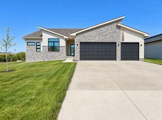 10604 Lake Tahoe Dr, Papillion, NE 68046