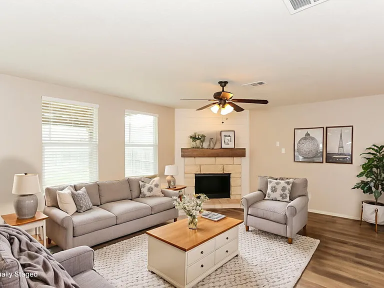 413 Emerald Creek Dr — Photo 4