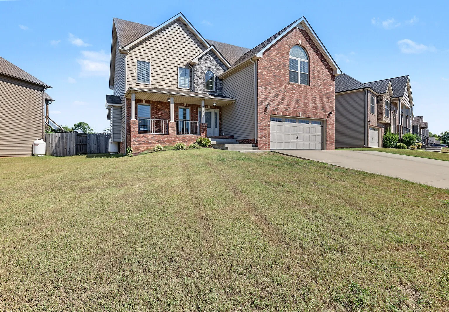 4 bed, 3.5 bath, 2854 sqft, $2,350 — Photo 2