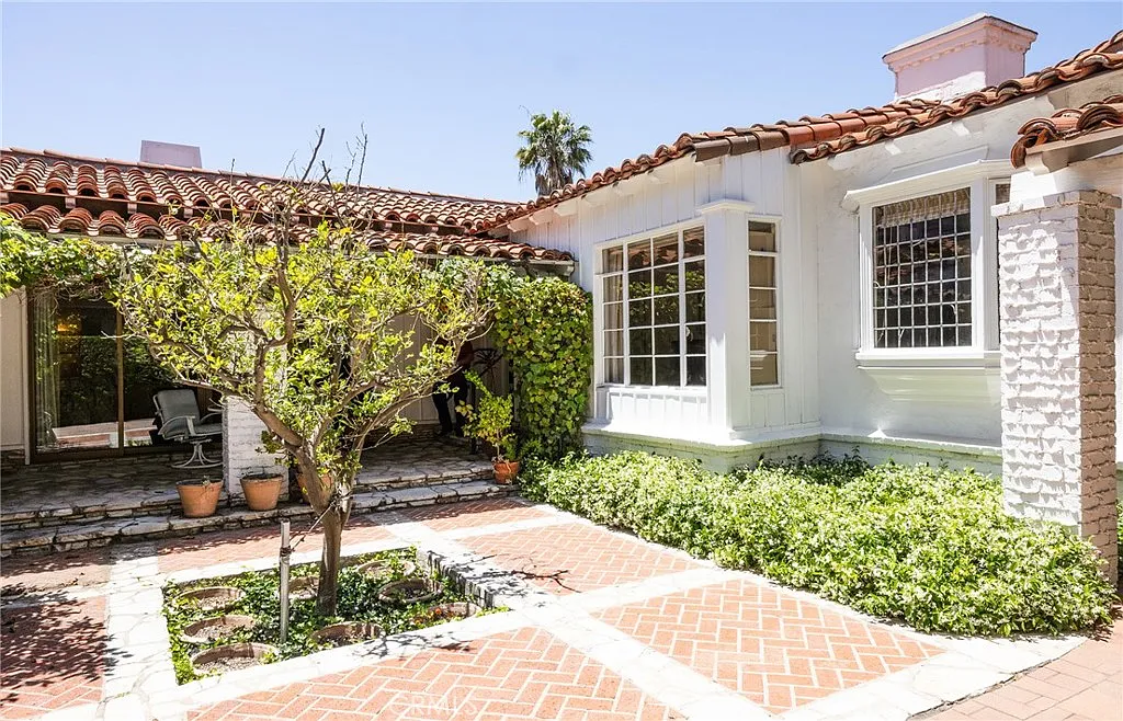 4 bed, 3.5 bath, 2803 sqft, $9,975 — Photo 4