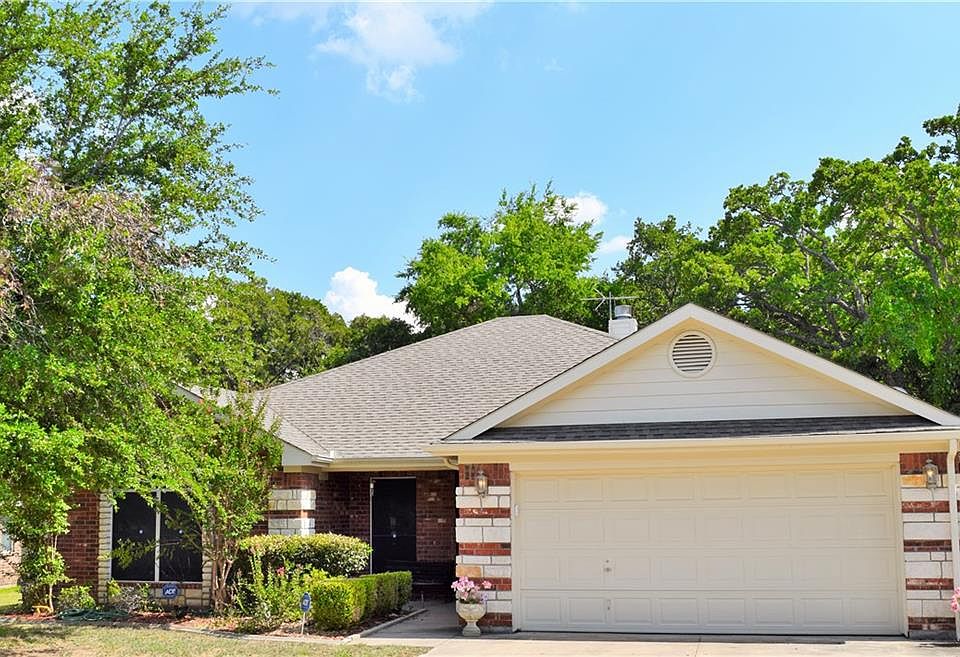 1st image of 525 Sweetwater Dr