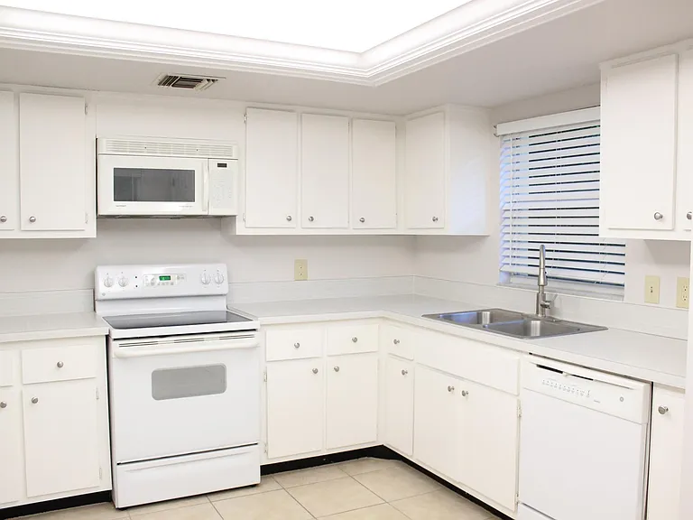 Modern full size cooks kitchen