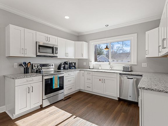 5th image of 101 Bud St