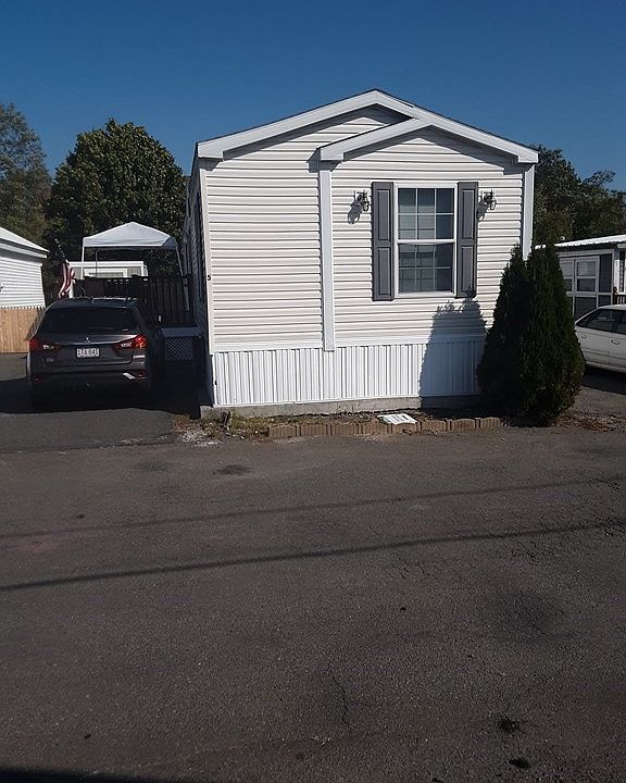 1st image of 286 Newbury St Lot 5