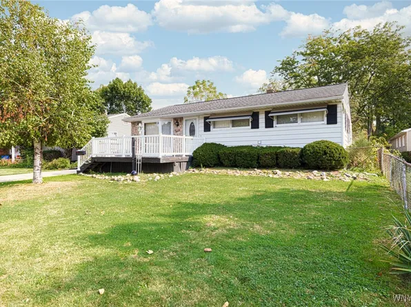 11 Creekside Ave, Lackawanna, NY 14218