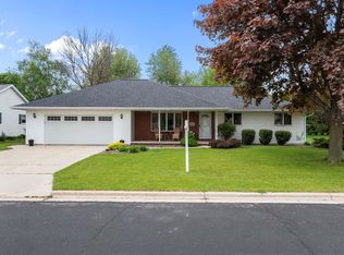 1040 Crestview Dr, Wrightstown, WI 54180