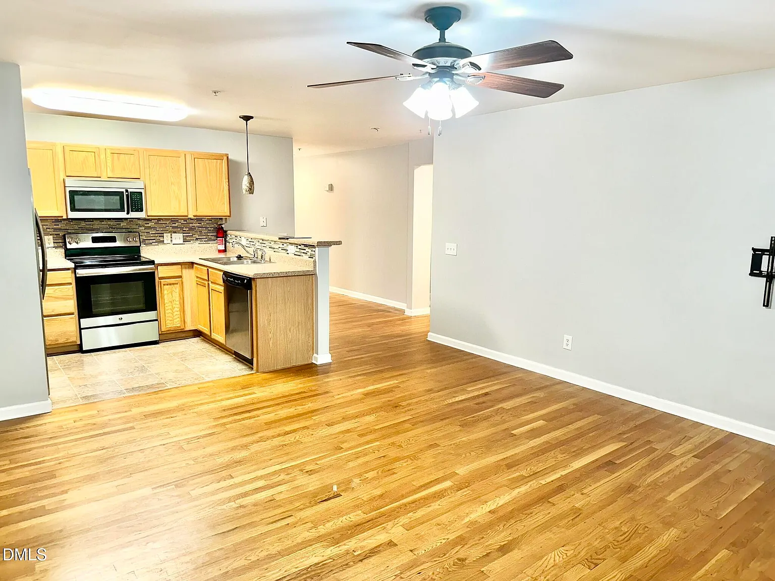 3 bed, 2.0 bath, 1150 sqft, $1,575 — Photo 3