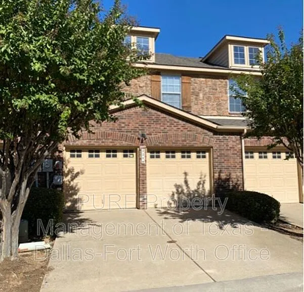 2734 Hyde Park Dr — Photo 1