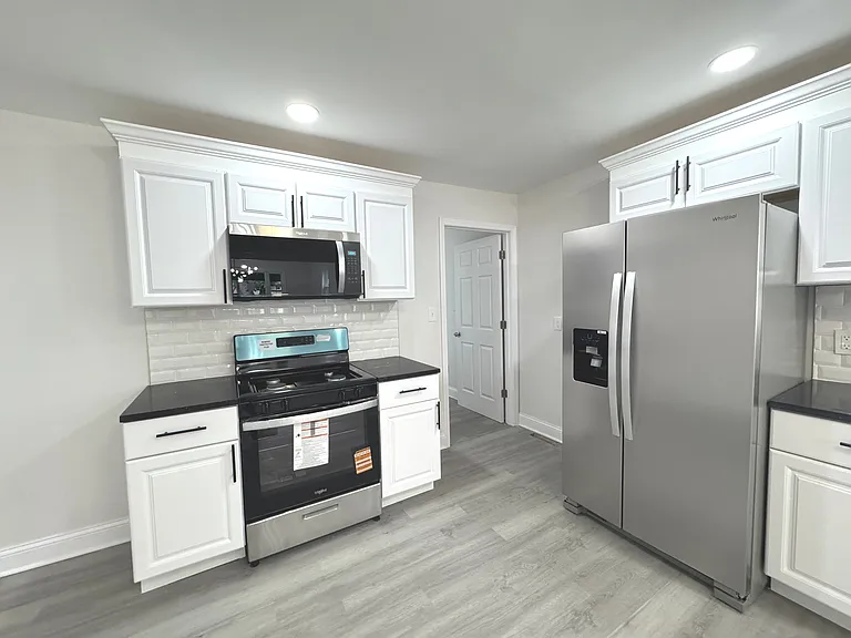 3246 N Lake Park Ave — Photo 9