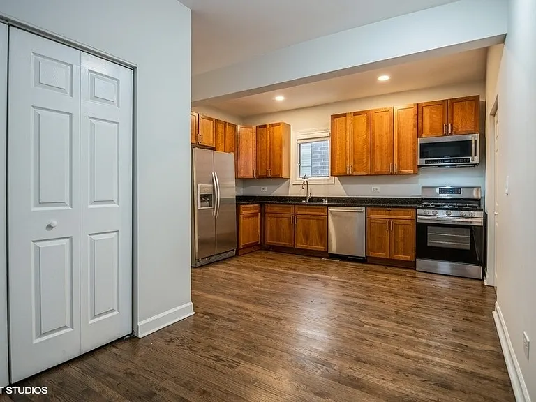 2537 N Wayne Ave #1R — Photo 3