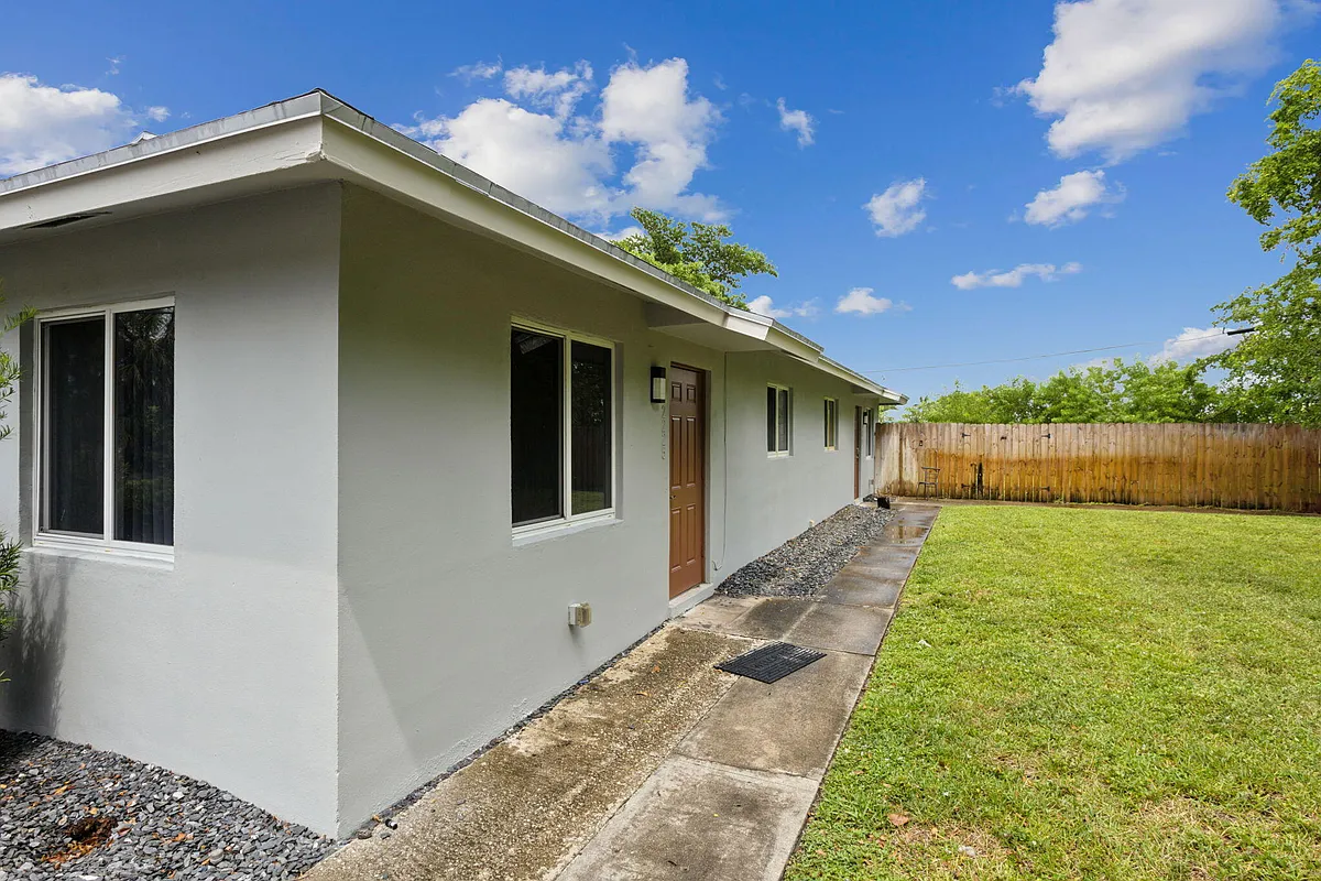 Building Photo - 2227 NE 3rd Ave #1