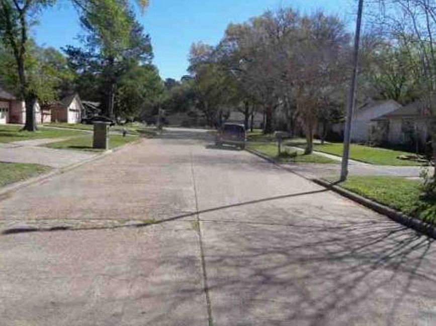 Exterior Neighborhood (street photo)