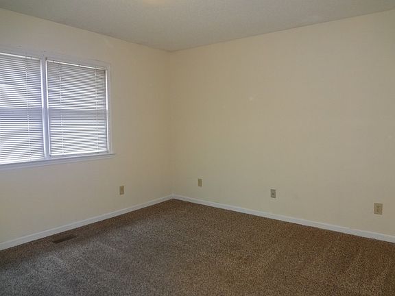 5th image of 594 Townhouse Ln