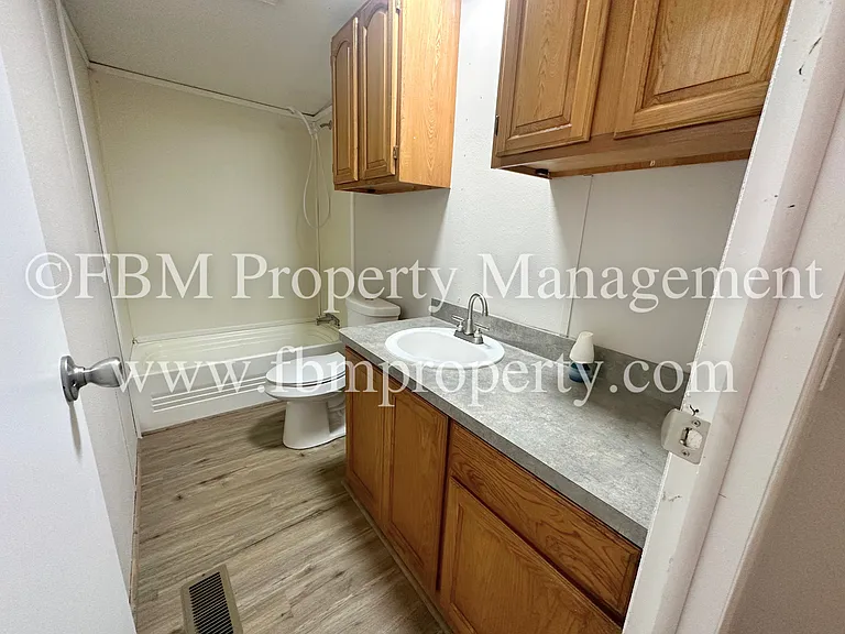 402 E College Ave — Photo 14