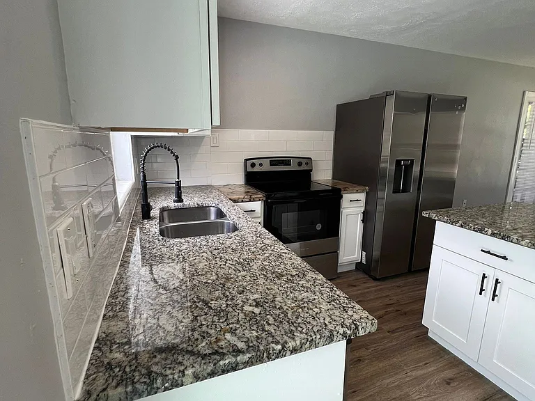 1221 Cypress Ln — Photo 9