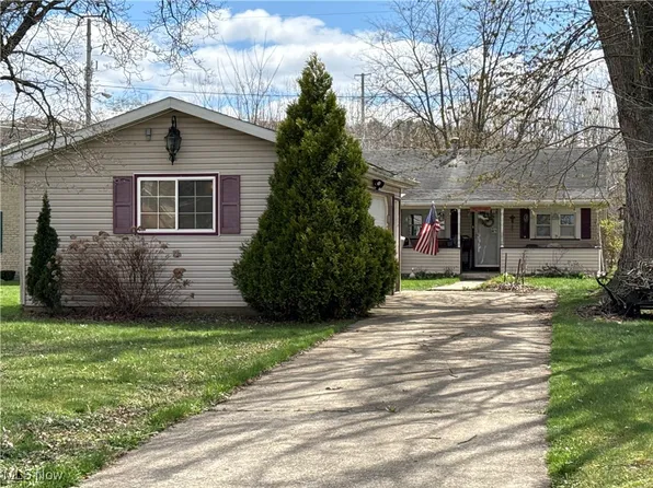 1227 Gorley St, Uhrichsville, OH 44683