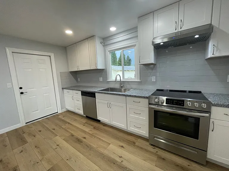 148 & 148-1/2 Winema Way — Photo 5