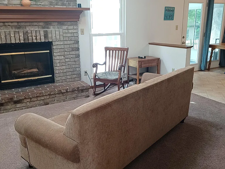 1021 Edgewood Dr — Photo 4