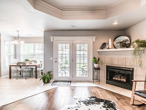 4th image of 907 SW Terry Ln