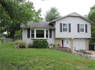 1204 Country Club Dr, Pleasant Hill, MO 64080