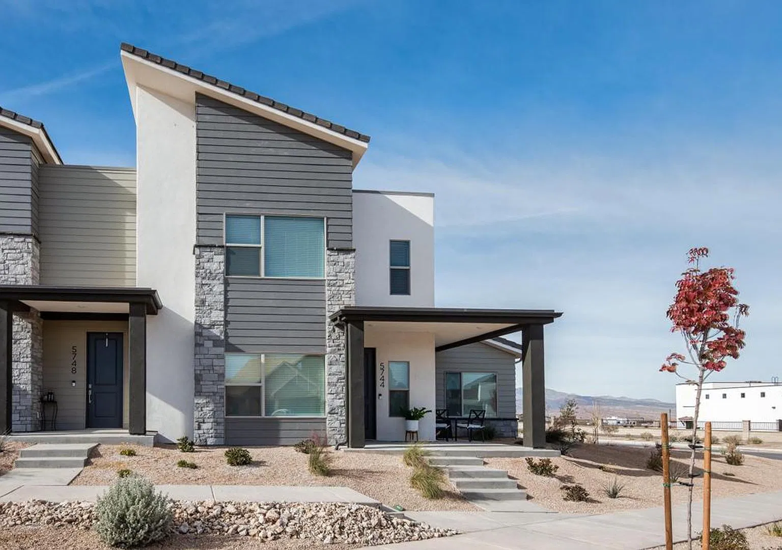 Desert Color Townhome 4-Bedrooms! — Photo 1
