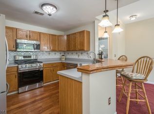 96 Overlook Dr, Stewartsville, NJ 08886