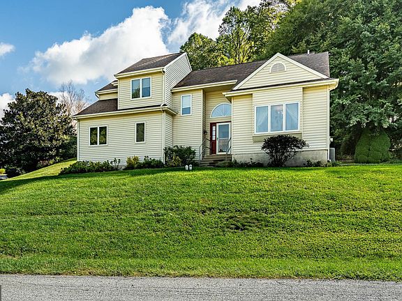 3rd image of 101 Valley View Dr