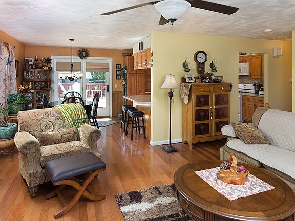 2nd image of 6 Lincoln Dr