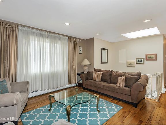 4th image of 675 Stewart Ave