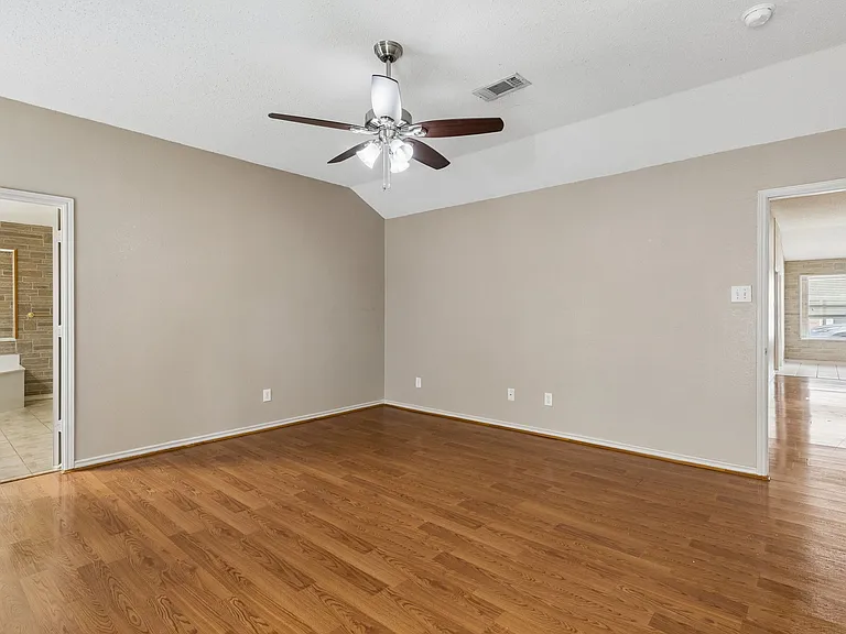 300 Thomas Dr — Photo 21