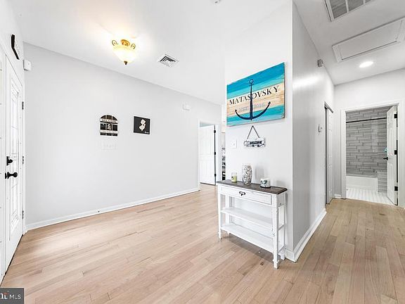 4th image of 906 Laurel Blvd