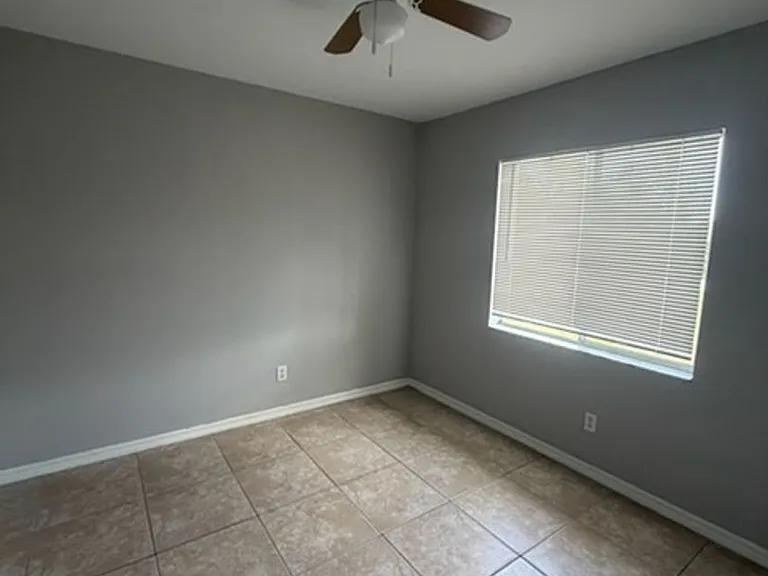 930 Ainsworth St W — Photo 2