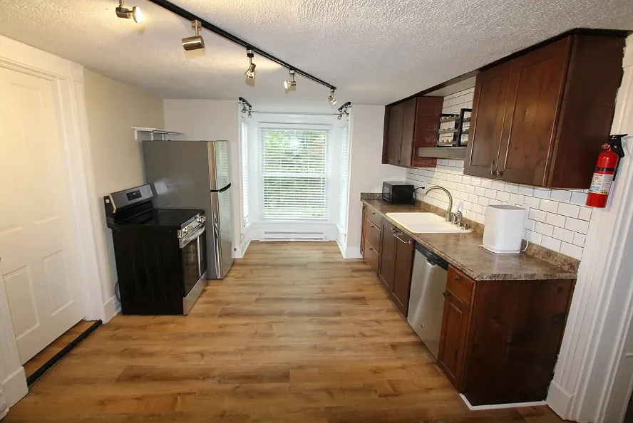 6 bed, 1942 sqft, $4,083 — Photo 3