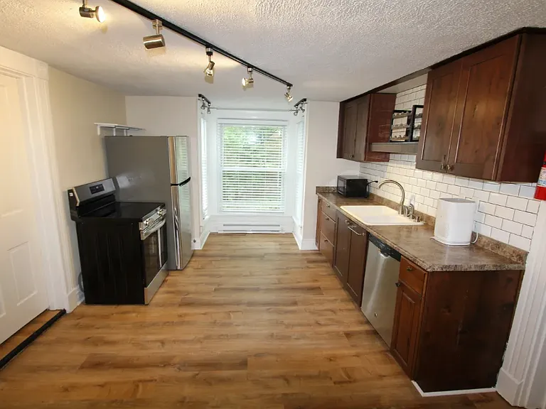 215 N College Ave — Photo 3