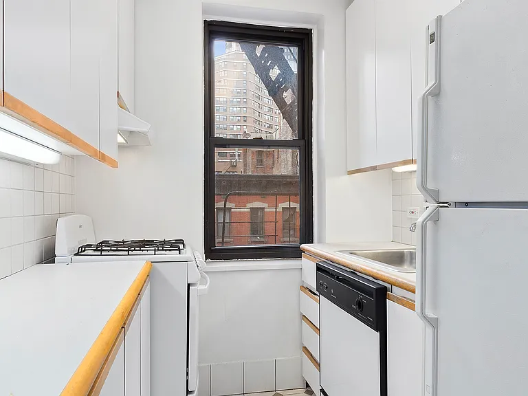 222 E 35th St #5J — Photo 5