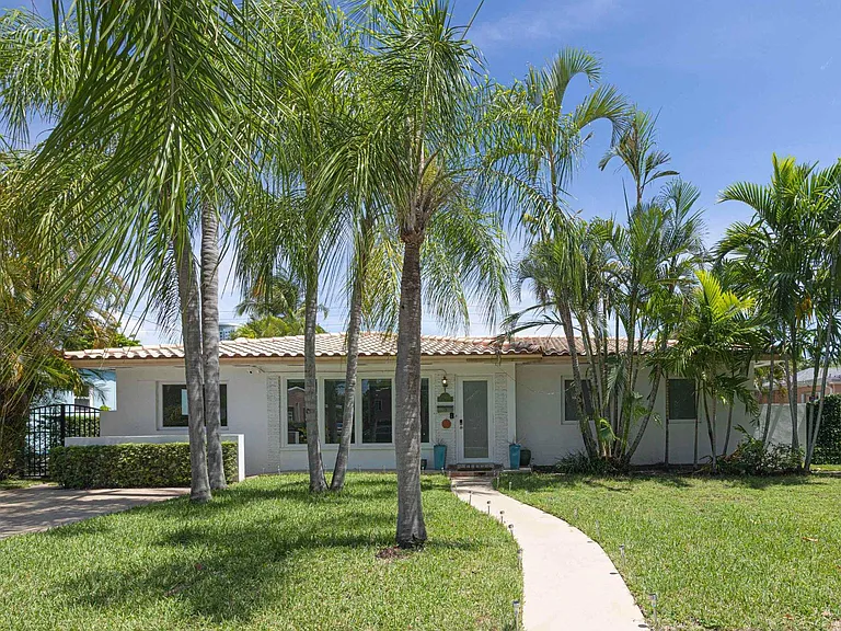 Welcome to Florida Urban Villa! Residential neighborhood with minutes walking to grocery, restaurants, playground and few min driving to the quiet Hollywood beach.