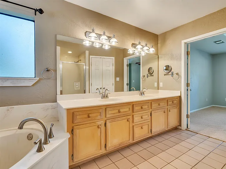 18085 Lake Dr E — Photo 25